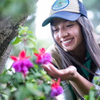 Niña mirando flores 