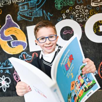 niño sosteniendo un libro