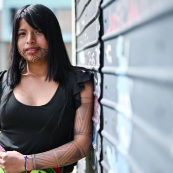 adolescente recargada en la pared