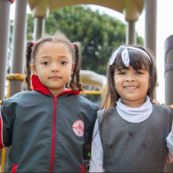 niñas abrazadas sonriendo